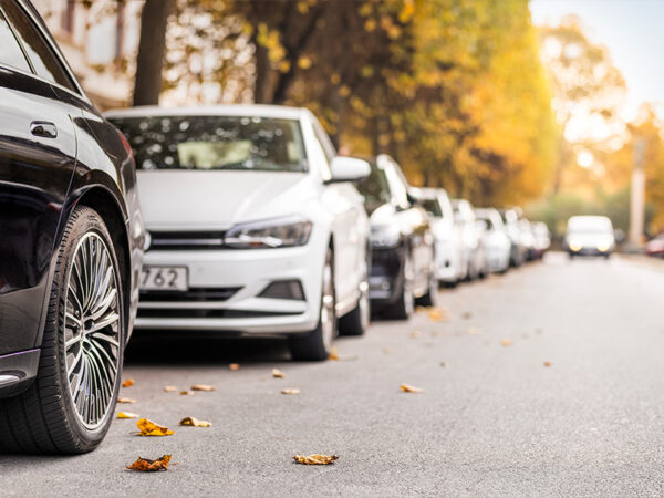 Parkende Autos ein einer Straße