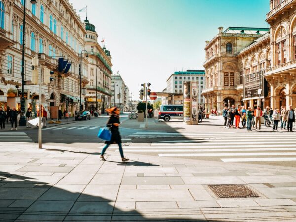 Stadt Wien, Straßenansicht mit Fußgängern