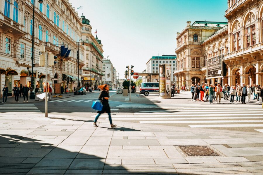 Stadt Wien, Straßenansicht mit Fußgängern