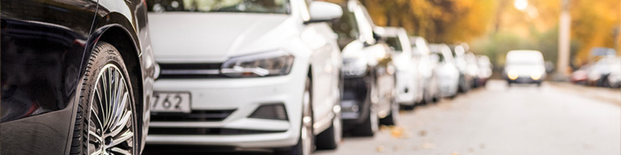 Parkende Autos ein einer Straße