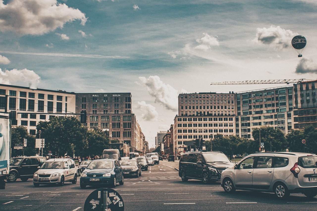 Straße in berlin mit autos