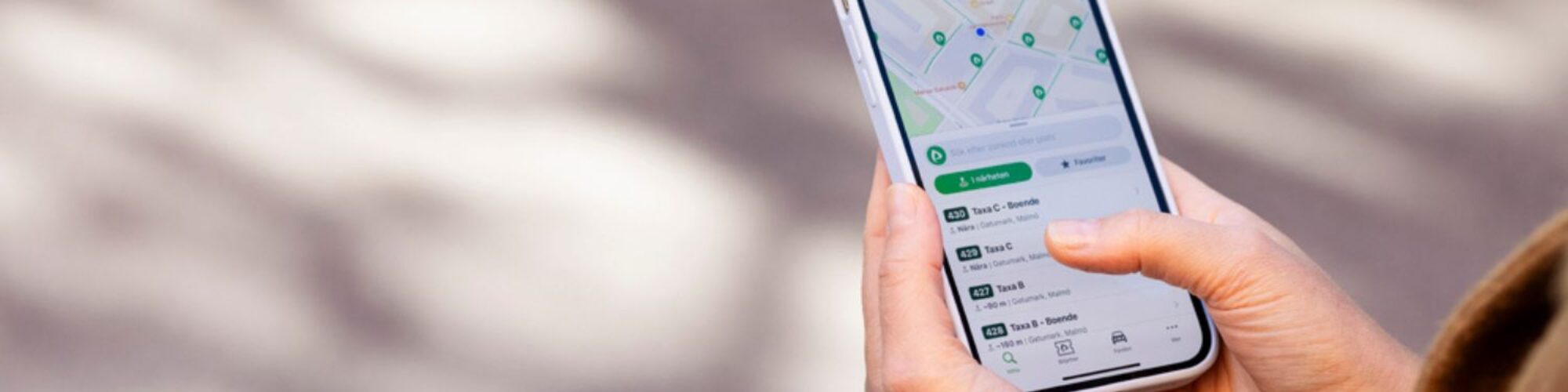 En hand håller i en mobil