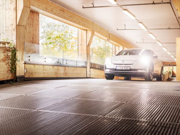 En bil kör upp i ett garage