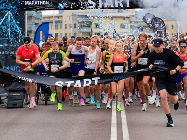Startlinjen från Jönköoings marathon, människor springer