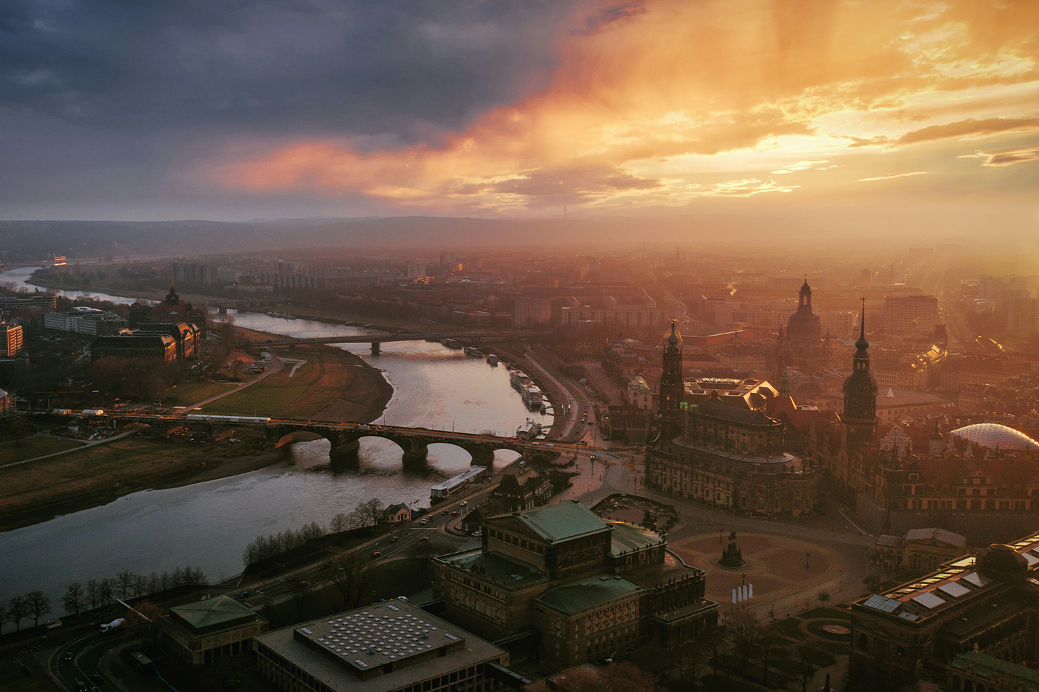En drönarbild på Dresden i dramatisk skymning
