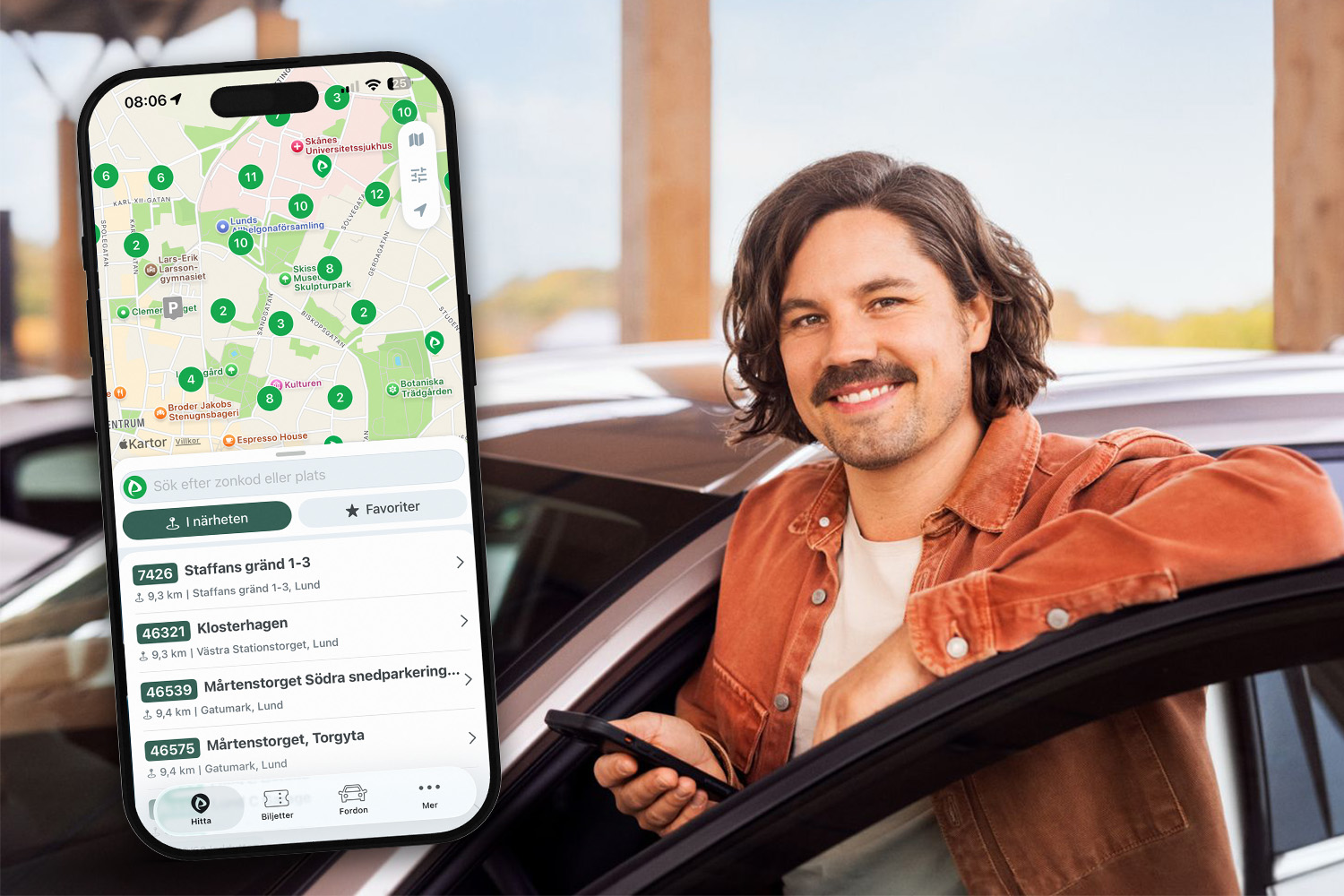 En leende kille håller i en mobil. Bredvid finns en frilagd, stor mobil som visar Parkster-appens kartvy.